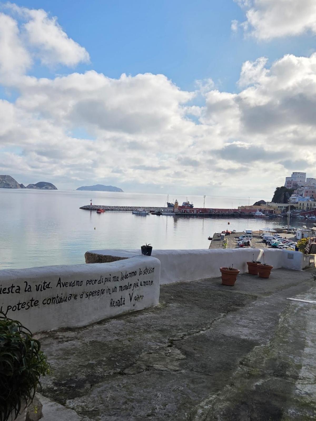 Agenzia Aprea Appartamenti Ponza Exterior foto